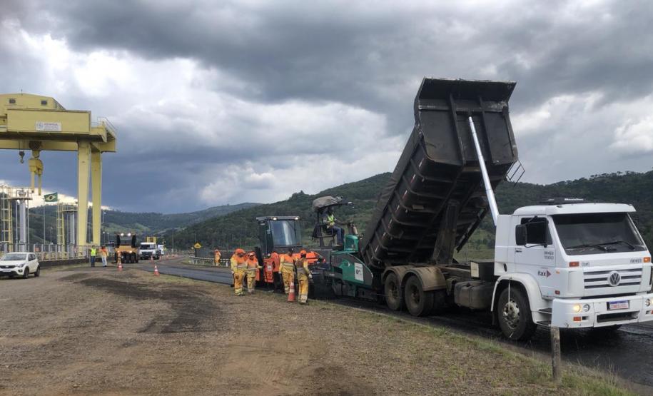 Rodovia de Pinhão recebe serviços de conservação do pavimento do DER/PR