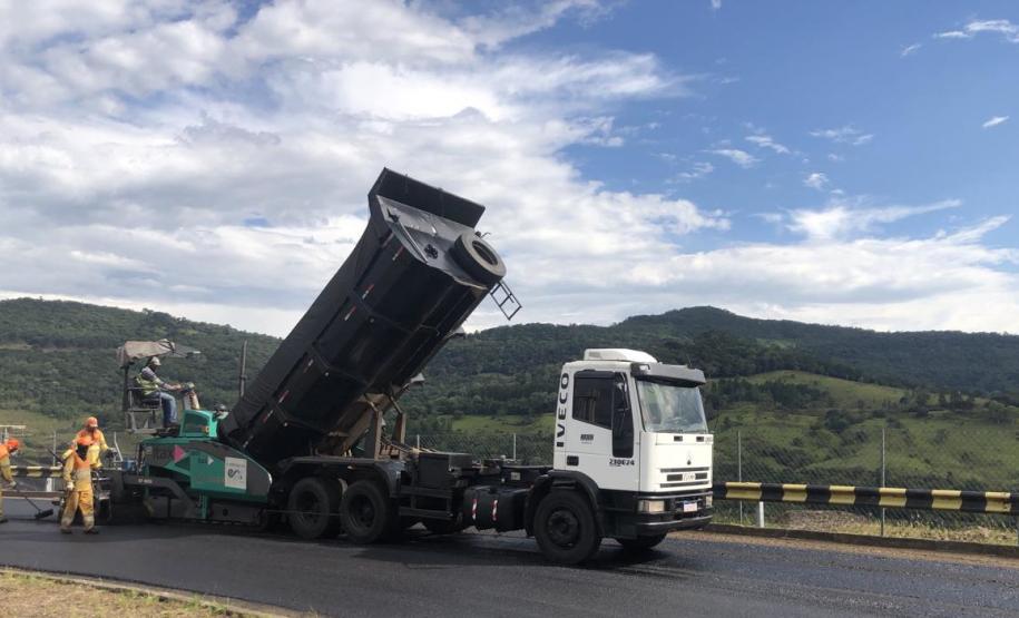 Rodovia de Pinhão recebe serviços de conservação do pavimento do DER/PR