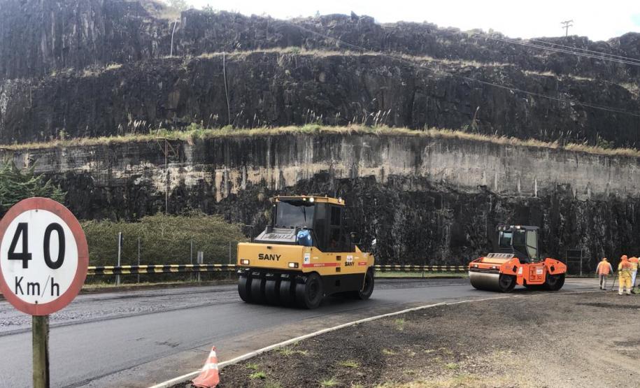 Rodovia de Pinhão recebe serviços de conservação do pavimento do DER/PR