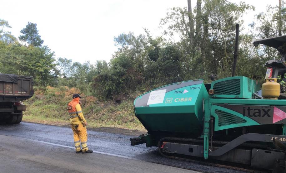Rodovia de Pinhão recebe serviços de conservação do pavimento do DER/PR