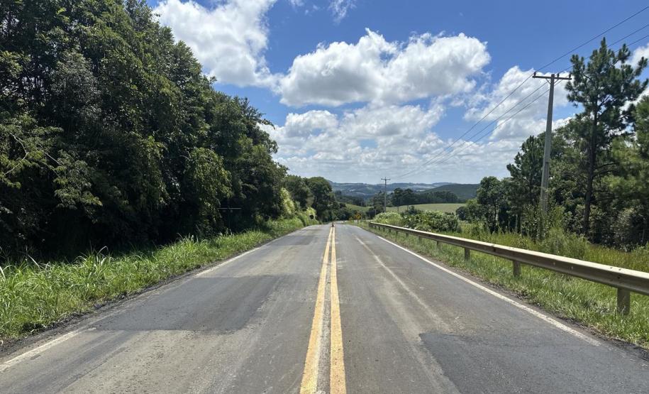 DER/PR executa serviços de conservação na PR-180 entre Marmeleiro e Santa Catarina