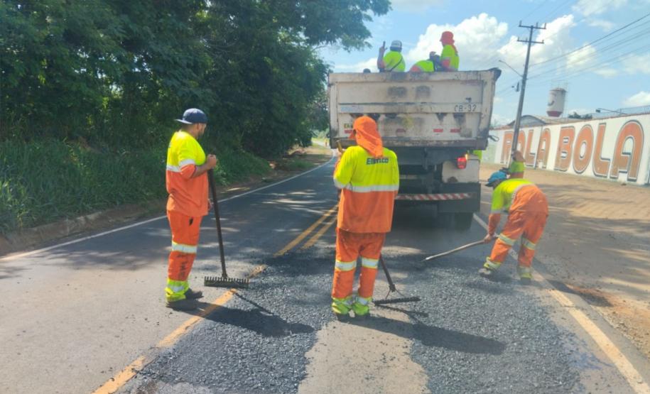PR-424 entre Salto do Itararé e Siqueira Campos recebe serviços do DER/PR