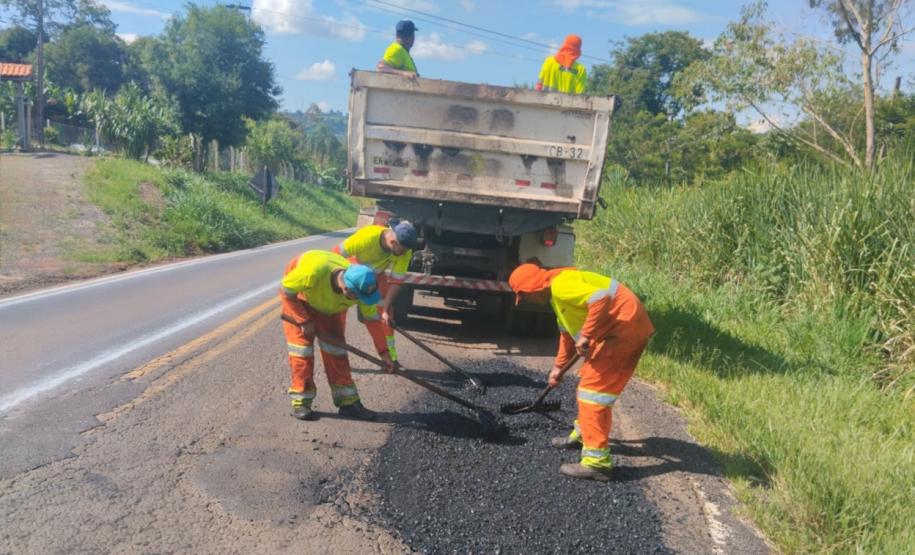 PR-424 entre Salto do Itararé e Siqueira Campos recebe serviços do DER/PR