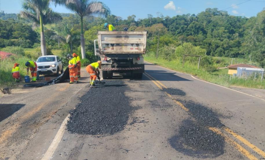 PR-424 entre Salto do Itararé e Siqueira Campos recebe serviços do DER/PR