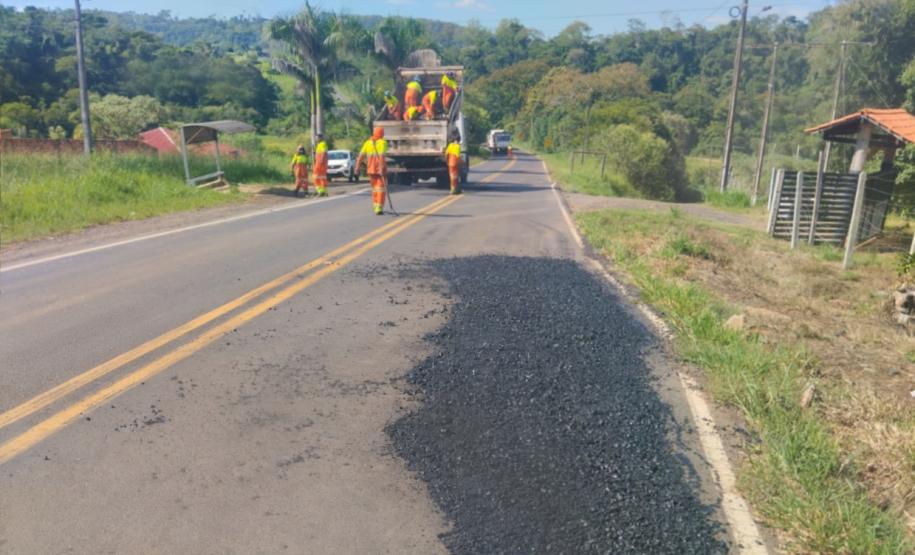 PR-424 entre Salto do Itararé e Siqueira Campos recebe serviços do DER/PR