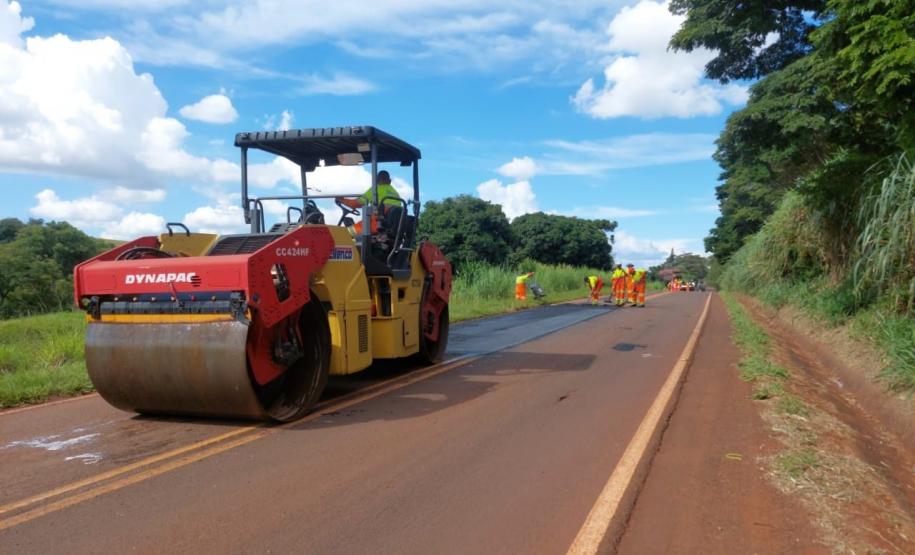 DER/PR recupera PR-439 entre Ribeirão do Pinhal e Santo Antônio da Platina