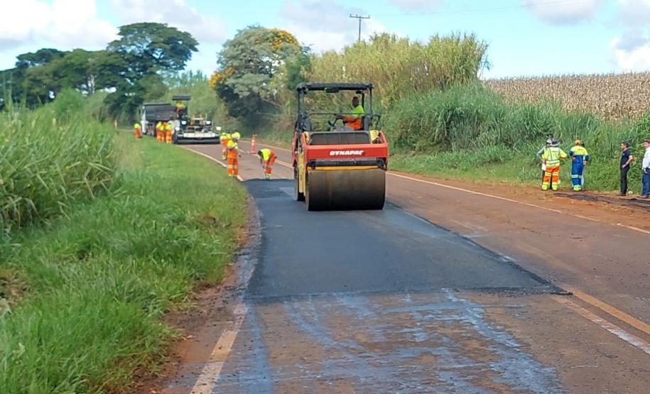 DER/PR recupera PR-439 entre Ribeirão do Pinhal e Santo Antônio da Platina
