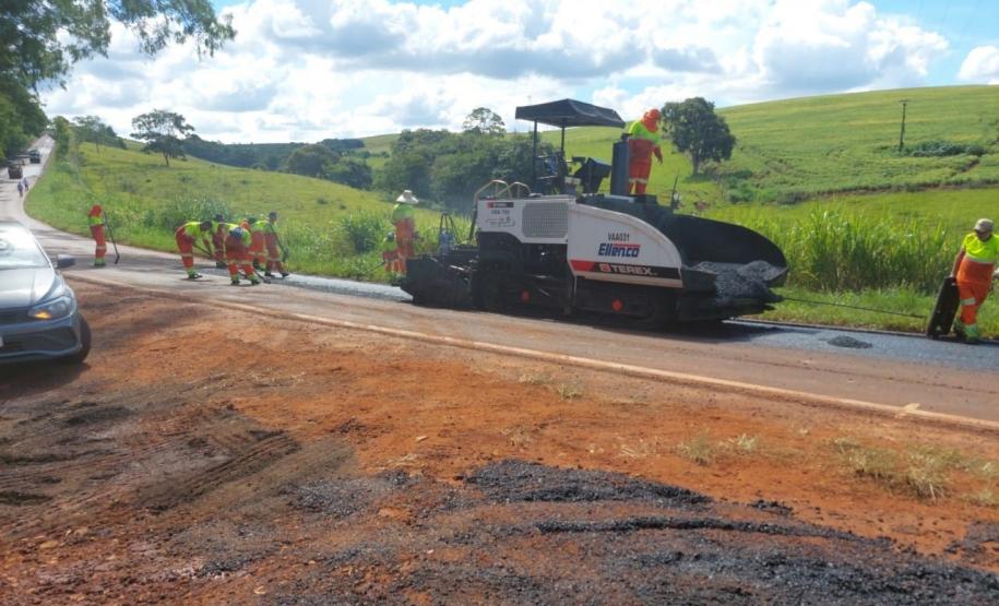 DER/PR recupera PR-439 entre Ribeirão do Pinhal e Santo Antônio da Platina