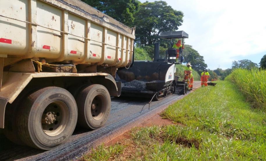 DER/PR recupera PR-439 entre Ribeirão do Pinhal e Santo Antônio da Platina