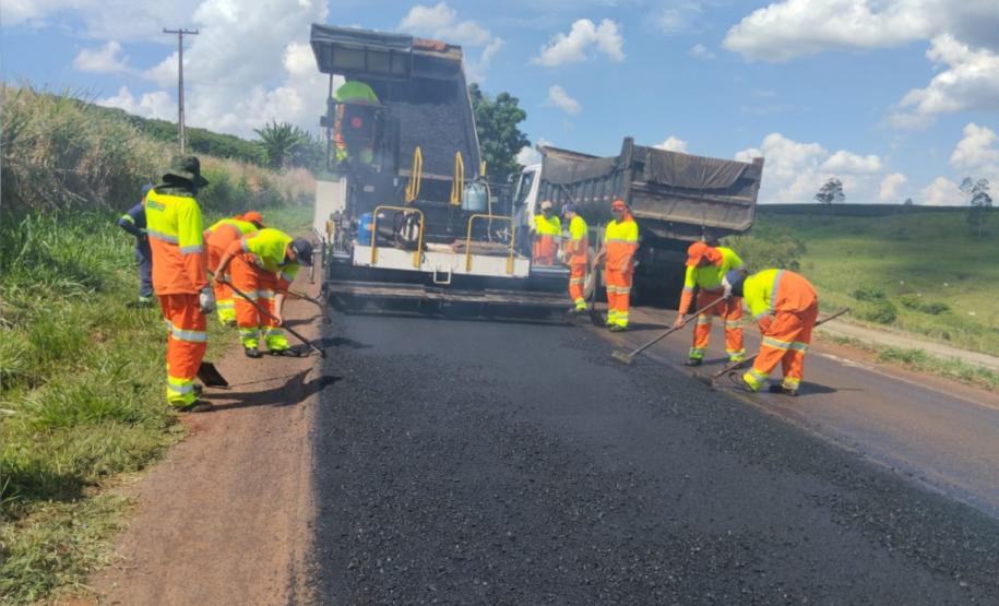 DER/PR recupera PR-439 entre Ribeirão do Pinhal e Santo Antônio da Platina