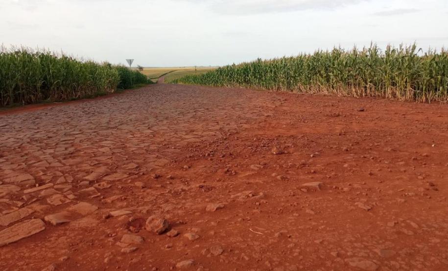 DER/PR doa 21 mil m² de pedras poliédricas a Cafelândia para melhoria de estradas rurais