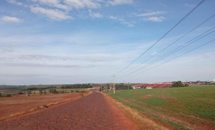 DER/PR doa 21 mil m² de pedras poliédricas a Cafelândia para melhoria de estradas rurais