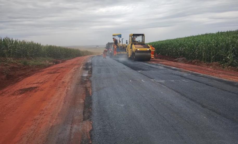 PR-537 entre Bela Vista do Paraíso e Florestópolis recebe serviços de conservação