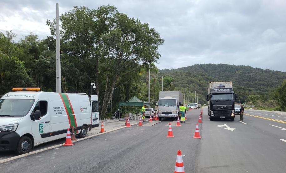 Balanças rodoviárias do DER/PR ajudam a fiscalizar excesso de carga de caminhões no Litoral