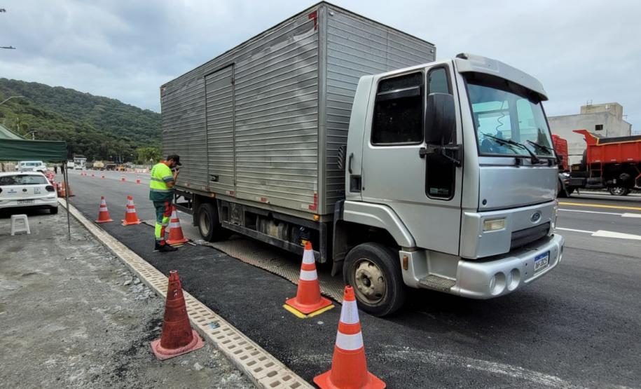 Balanças rodoviárias do DER/PR ajudam a fiscalizar excesso de carga de caminhões no Litoral