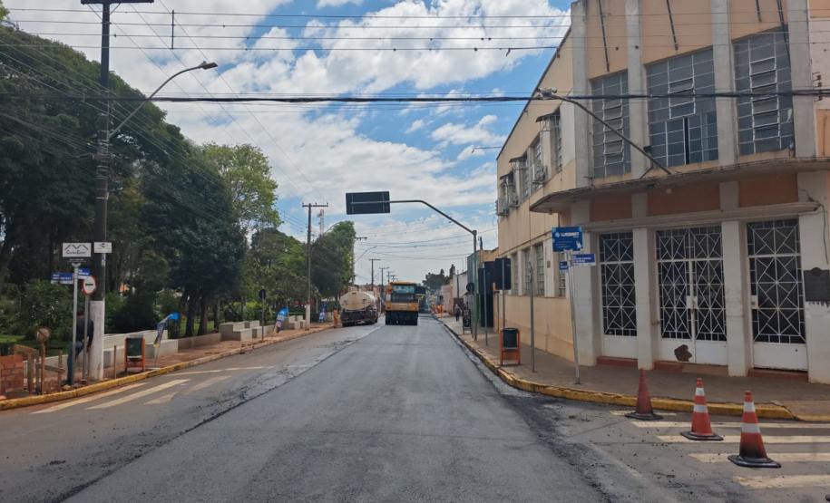 DER/PR tem serviços em pavimento no centro de Ribeirão Claro
