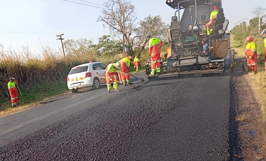 PR-218 entre Carlópolis e Joaquim Távora tem tráfego de veículos em pare-e-siga