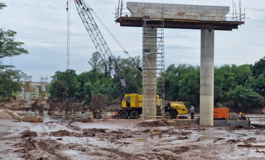 Construção de nova ponte sobre o Rio Ivaí entre São Carlos do Ivaí e Japurá chega a 45%