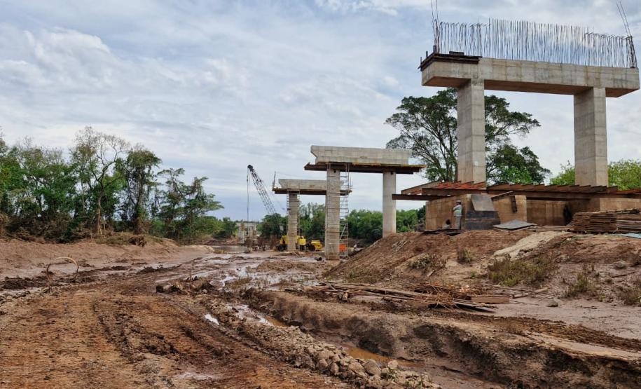 Construção de nova ponte sobre o Rio Ivaí entre São Carlos do Ivaí e Japurá chega a 45%