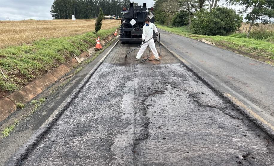 Serviços de conservação na PRC-272 em Santana do Itararé