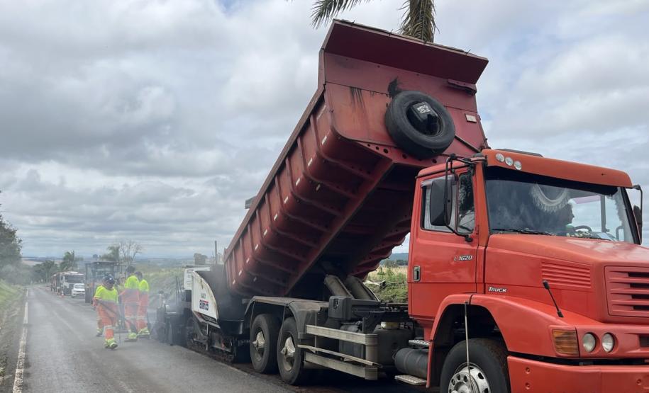 Serviços de conservação na PRC-272 em Santana do Itararé